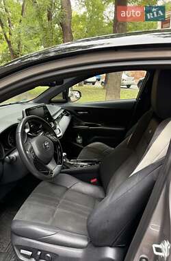 Внедорожник / Кроссовер Toyota C-HR 2021 в 