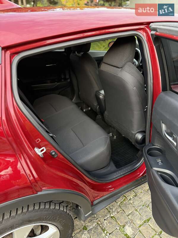 Позашляховик / Кросовер Toyota C-HR 2018 в Дніпрі фото 10 Позашляховик / Кросовер Toyota C-HR 2018 в Дніпрі