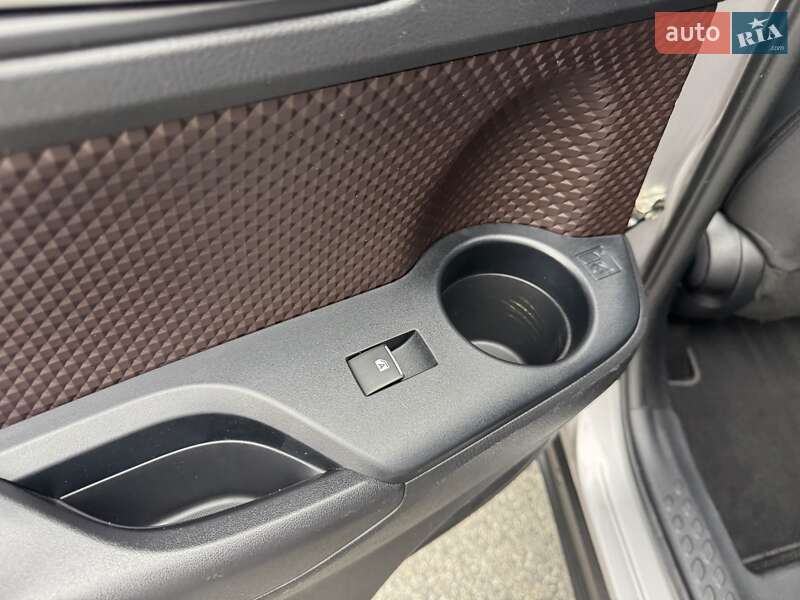 Позашляховик / Кросовер Toyota C-HR 2019 в Дніпрі фото 20 Позашляховик / Кросовер Toyota C-HR 2019 в Дніпрі