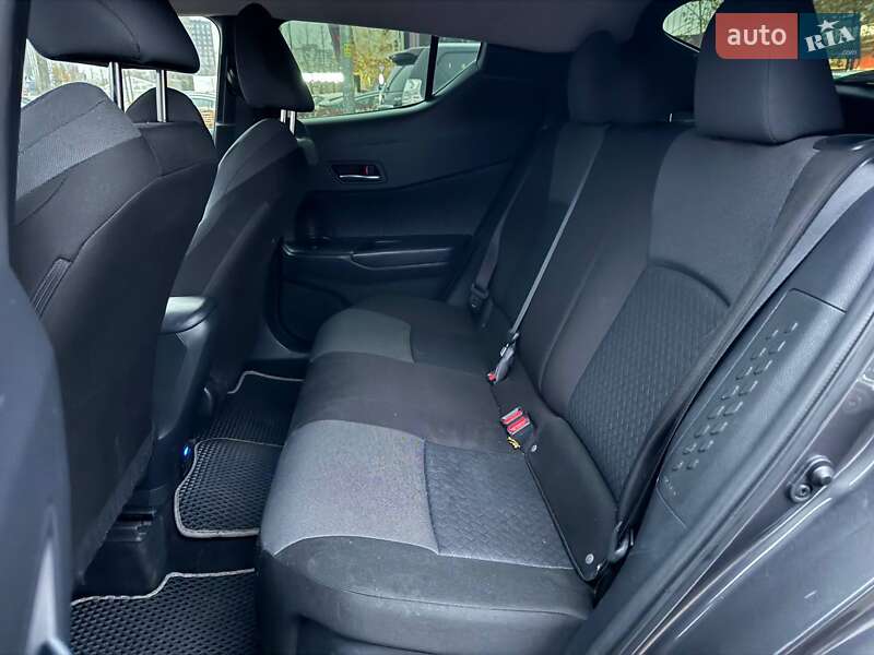 Внедорожник / Кроссовер Toyota C-HR 2019 в Киеве