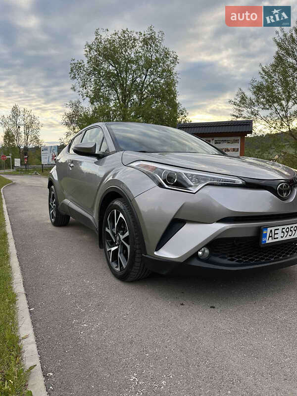 Позашляховик / Кросовер Toyota C-HR 2017 в Ковелі фото 3 Позашляховик / Кросовер Toyota C-HR 2017 в Ковелі