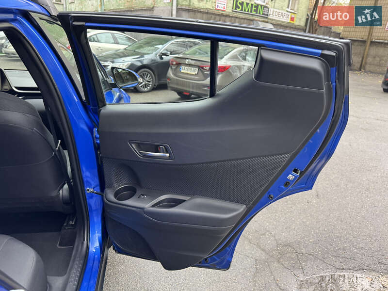 Внедорожник / Кроссовер Toyota C-HR 2017 в Киеве