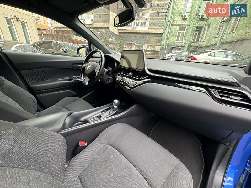 Внедорожник / Кроссовер Toyota C-HR 2017 в Киеве
