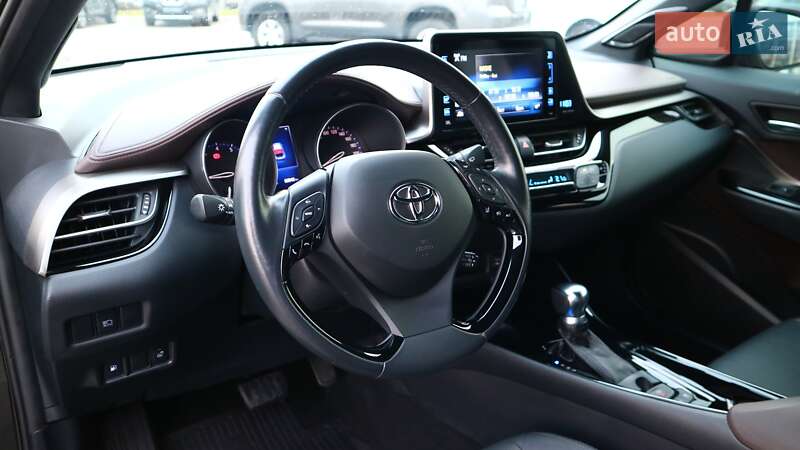 Внедорожник / Кроссовер Toyota C-HR 2018 в Киеве