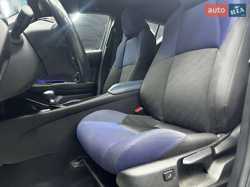 Позашляховик / Кросовер Toyota C-HR 2016 в Чернівцях