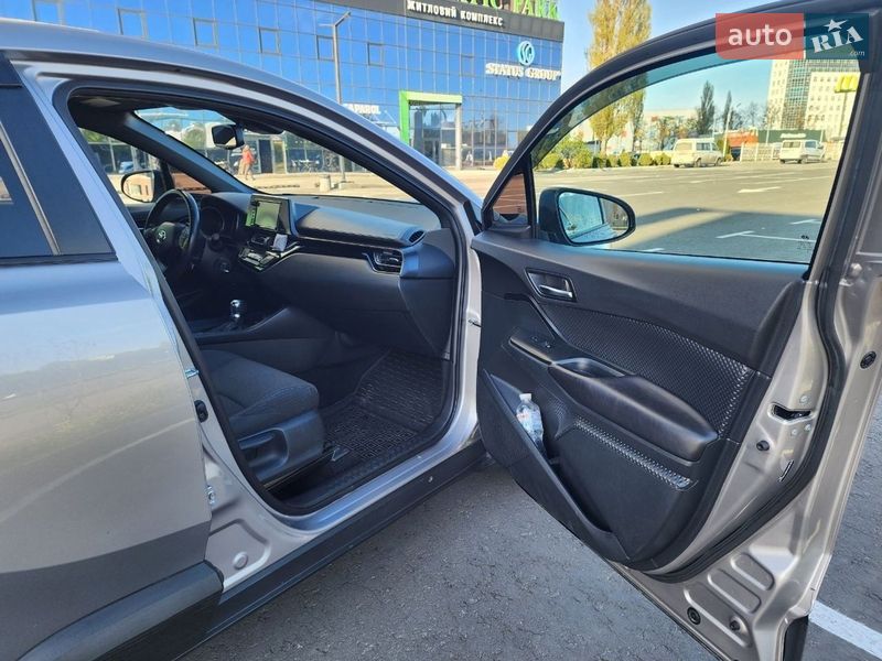 Позашляховик / Кросовер Toyota C-HR 2018 в Києві