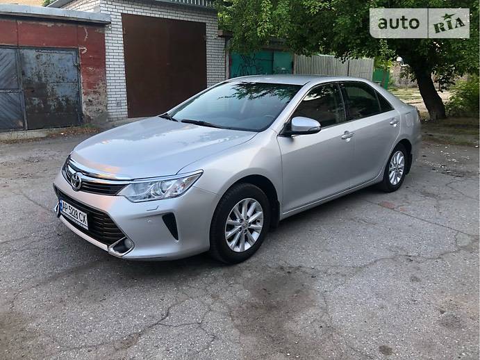 Toyota Camry 2016 року