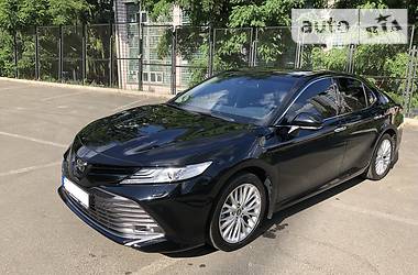 Седан Toyota Camry 2018 в Киеве