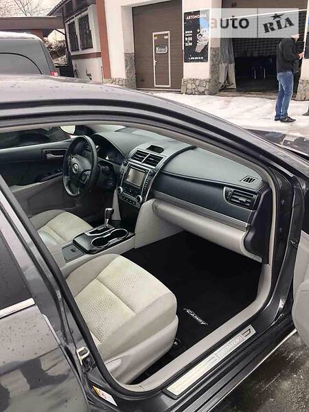 Седан Toyota Camry 2013 в Дніпрі