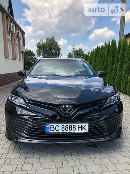 Седан Toyota Camry 2018 в Львові