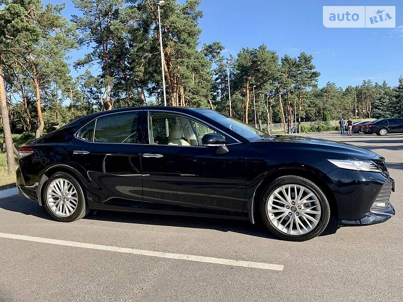 Седан Toyota Camry 2018 в Києві