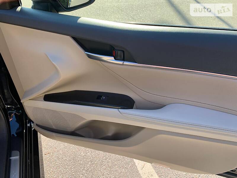 Седан Toyota Camry 2018 в Києві