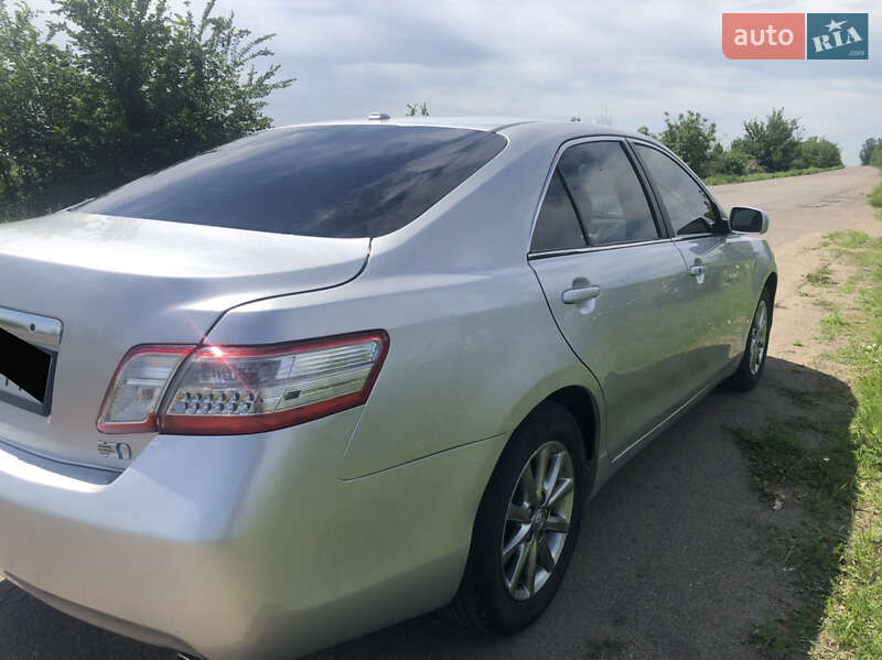 Седан Toyota Camry 2010 в Окнах