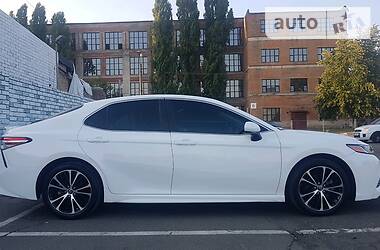 Седан Toyota Camry 2018 в Киеве