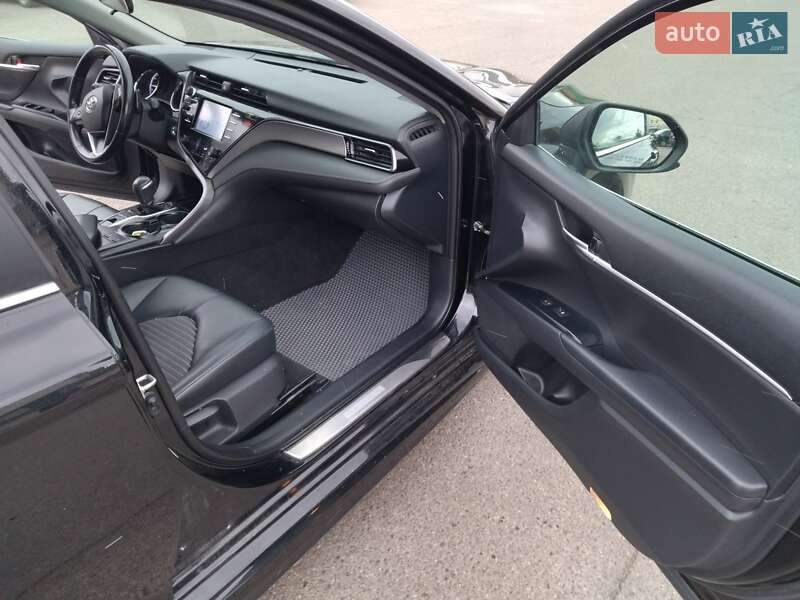 Седан Toyota Camry 2018 в Виннице