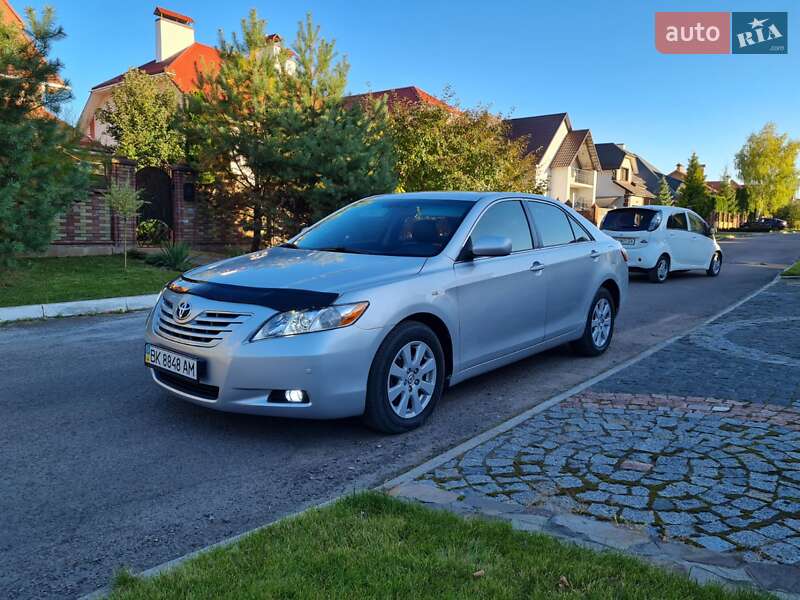 Седан Toyota Camry 2008 в Рівному