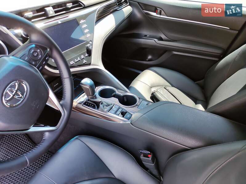Седан Toyota Camry 2019 в Хмельницком