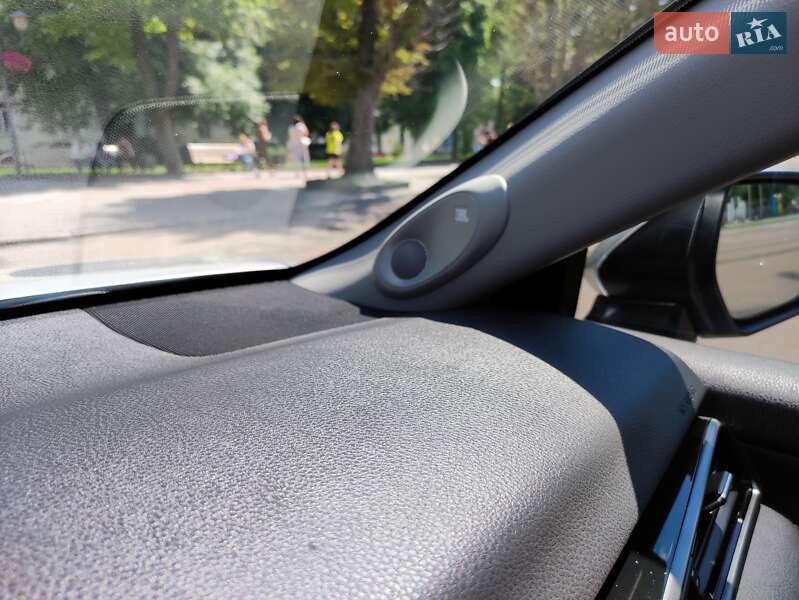 Седан Toyota Camry 2019 в Хмельницком