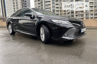 Седан Toyota Camry 2019 в Киеве