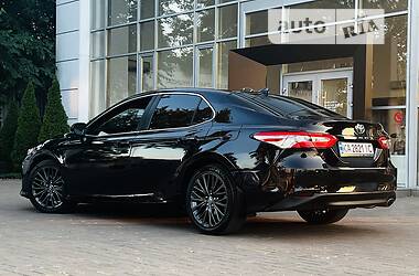 Седан Toyota Camry 2019 в Киеве