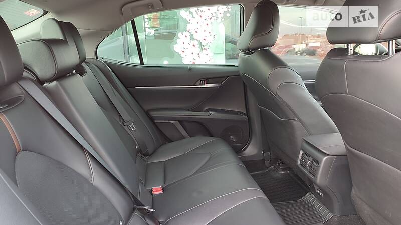 Седан Toyota Camry 2019 в Києві