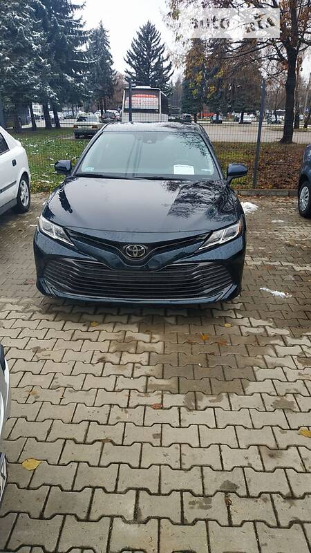 Седан Toyota Camry 2018 в Черновцах