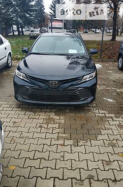 Седан Toyota Camry 2018 в Черновцах