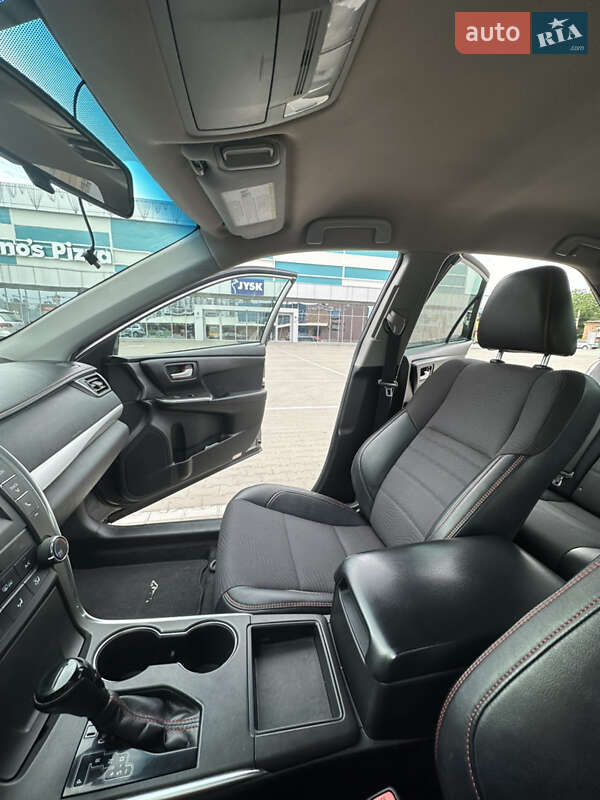 Седан Toyota Camry 2016 в Киеве