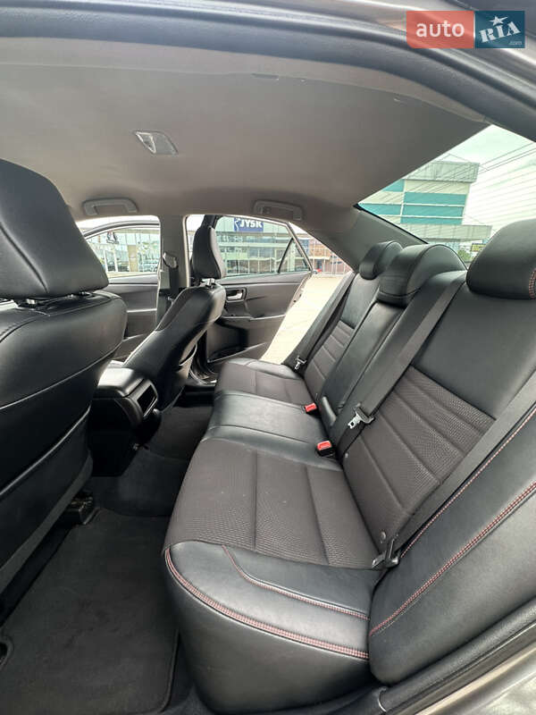 Седан Toyota Camry 2016 в Киеве