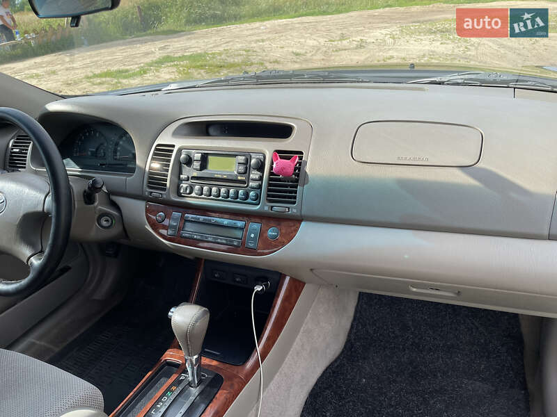 Седан Toyota Camry 2004 в Ровно