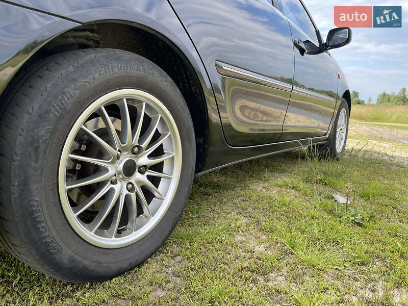 Седан Toyota Camry 2004 в Ровно