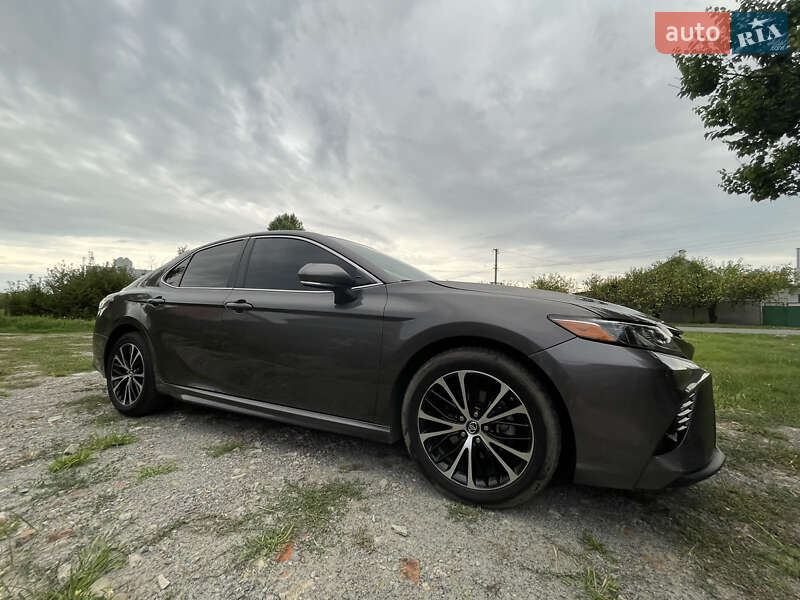 Седан Toyota Camry 2017 в Днепре