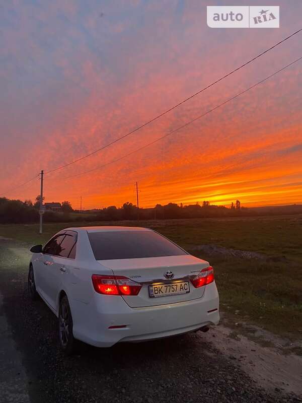 Седан Toyota Camry 2011 в Рівному