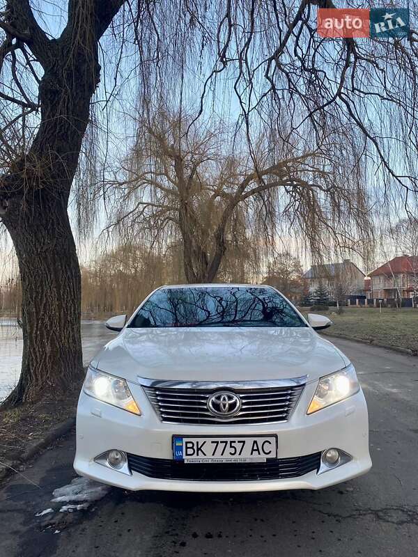 Седан Toyota Camry 2011 в Ровно