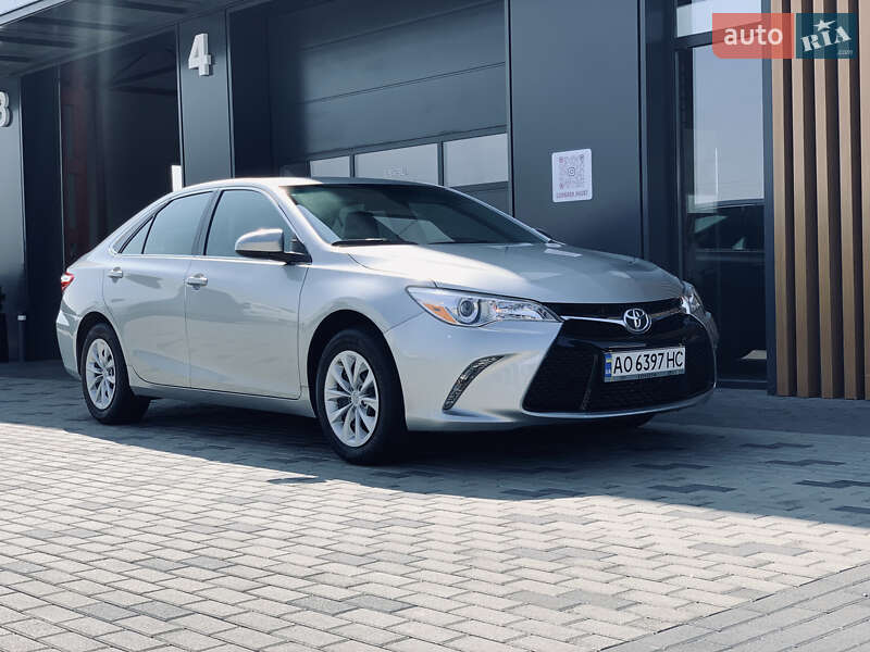 Седан Toyota Camry 2016 в Хусте