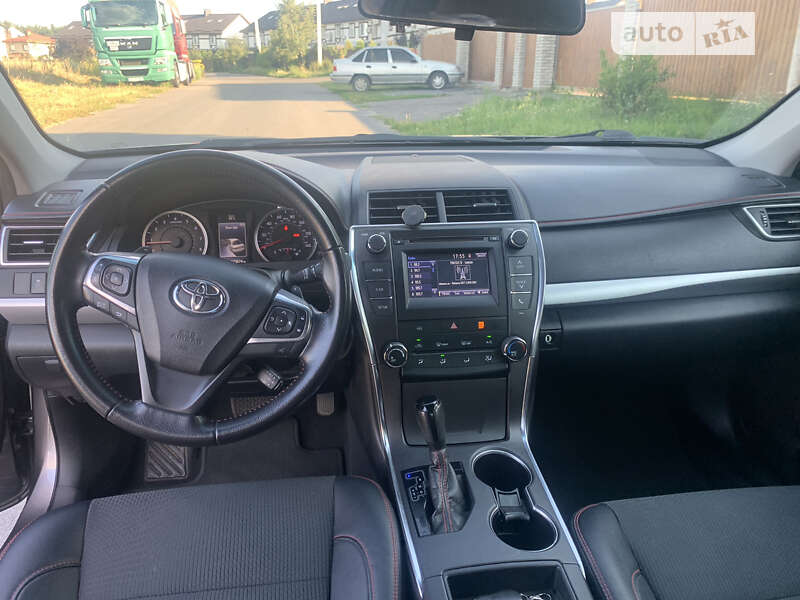 Седан Toyota Camry 2016 в Софиевской Борщаговке