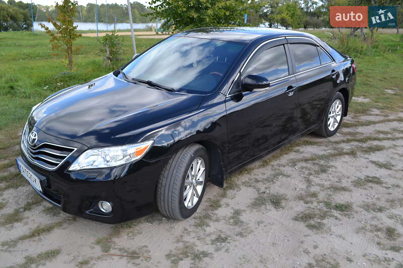 Седан Toyota Camry 2010 в Глухове