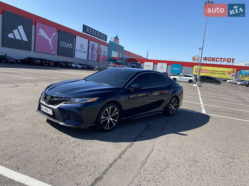 Седан Toyota Camry 2019 в Ровно