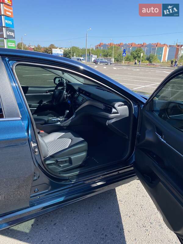 Седан Toyota Camry 2019 в Ровно