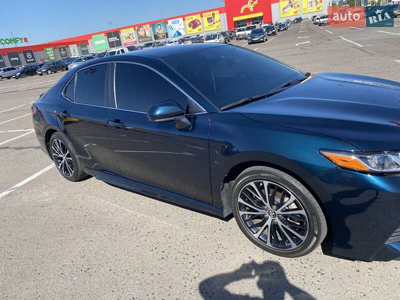 Седан Toyota Camry 2019 в Ровно