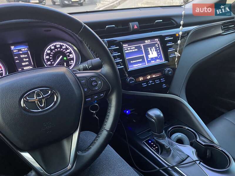 Седан Toyota Camry 2019 в Ровно
