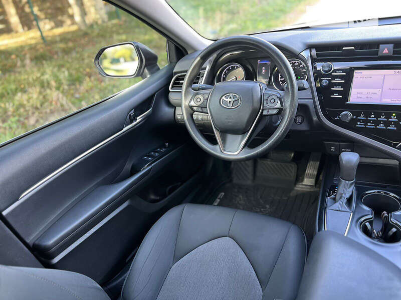 Седан Toyota Camry 2018 в Тернополе