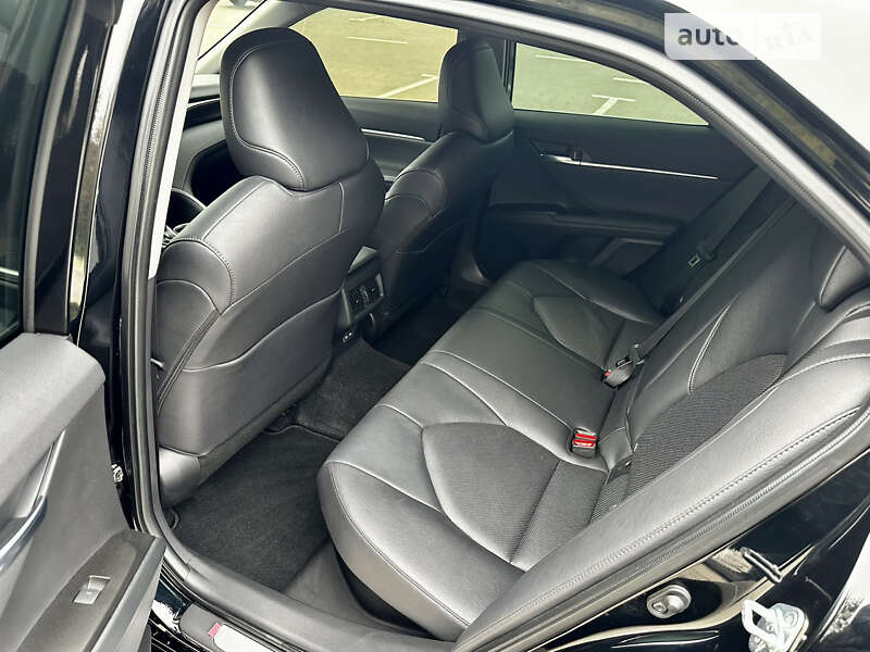 Седан Toyota Camry 2023 в Луцьку