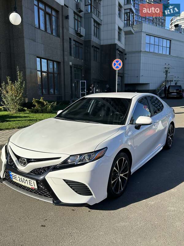 Седан Toyota Camry 2018 в Киеве