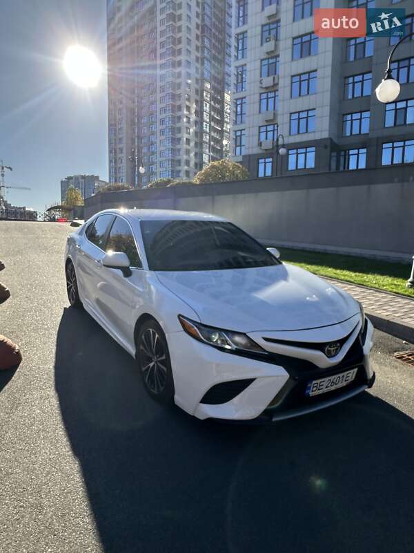 Седан Toyota Camry 2018 в Киеве