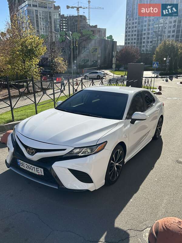 Седан Toyota Camry 2018 в Киеве