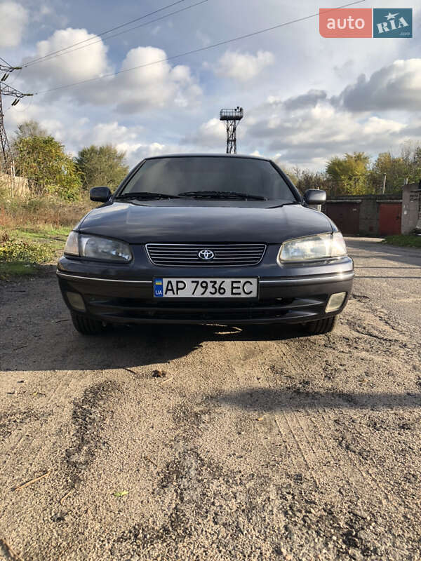 Седан Toyota Camry 1998 в Запоріжжі