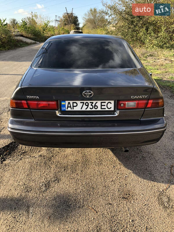 Седан Toyota Camry 1998 в Запоріжжі