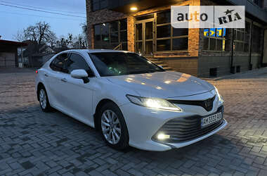 Седан Toyota Camry 2019 в Звягелі