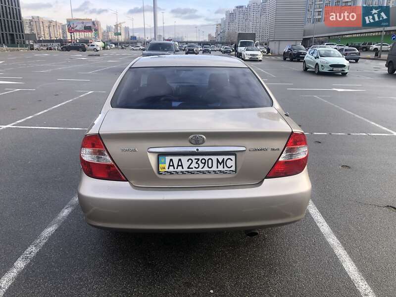 Седан Toyota Camry 2004 в Киеве